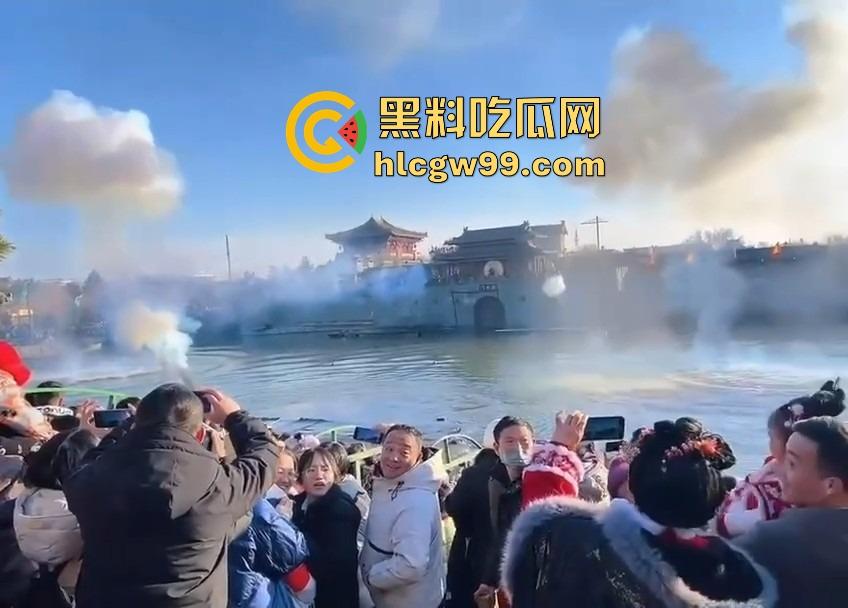 河南开封万岁山奇观,一边是水炮大战,一边是三女互撕扯头发,围观群众看懵到底该看哪个?-6