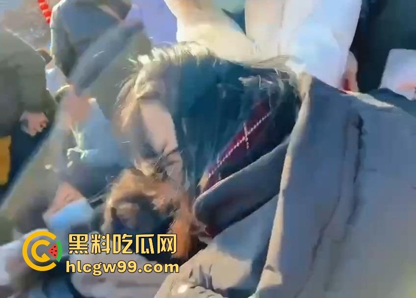河南开封万岁山奇观,一边是水炮大战,一边是三女互撕扯头发,围观群众看懵到底该看哪个?-8
