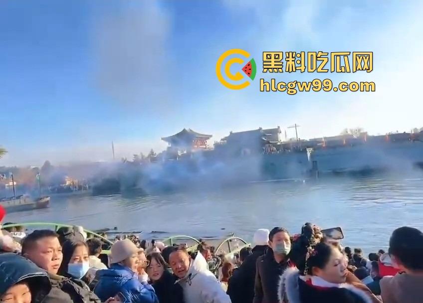 河南开封万岁山奇观,一边是水炮大战,一边是三女互撕扯头发,围观群众看懵到底该看哪个?-9