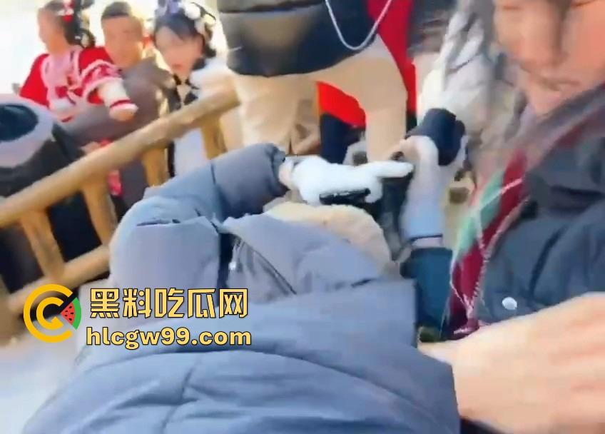 河南开封万岁山奇观,一边是水炮大战,一边是三女互撕扯头发,围观群众看懵到底该看哪个?-10