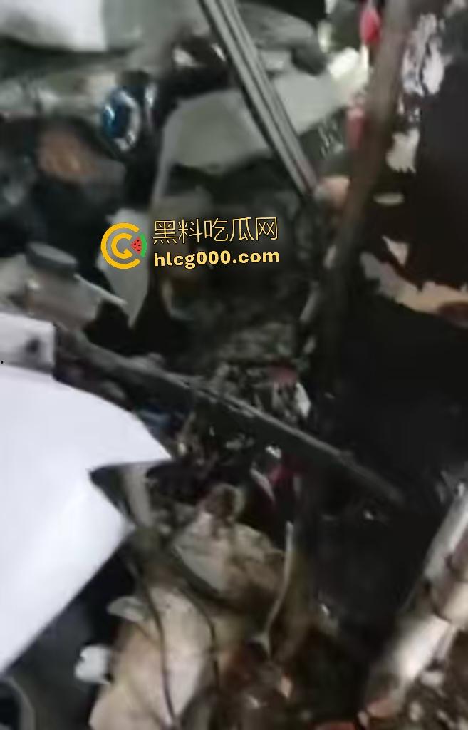 温州轿车化身死神冲撞!店铺崩塌老翁直接血溅断肢,医生来了摸脖子都说没救了!-2