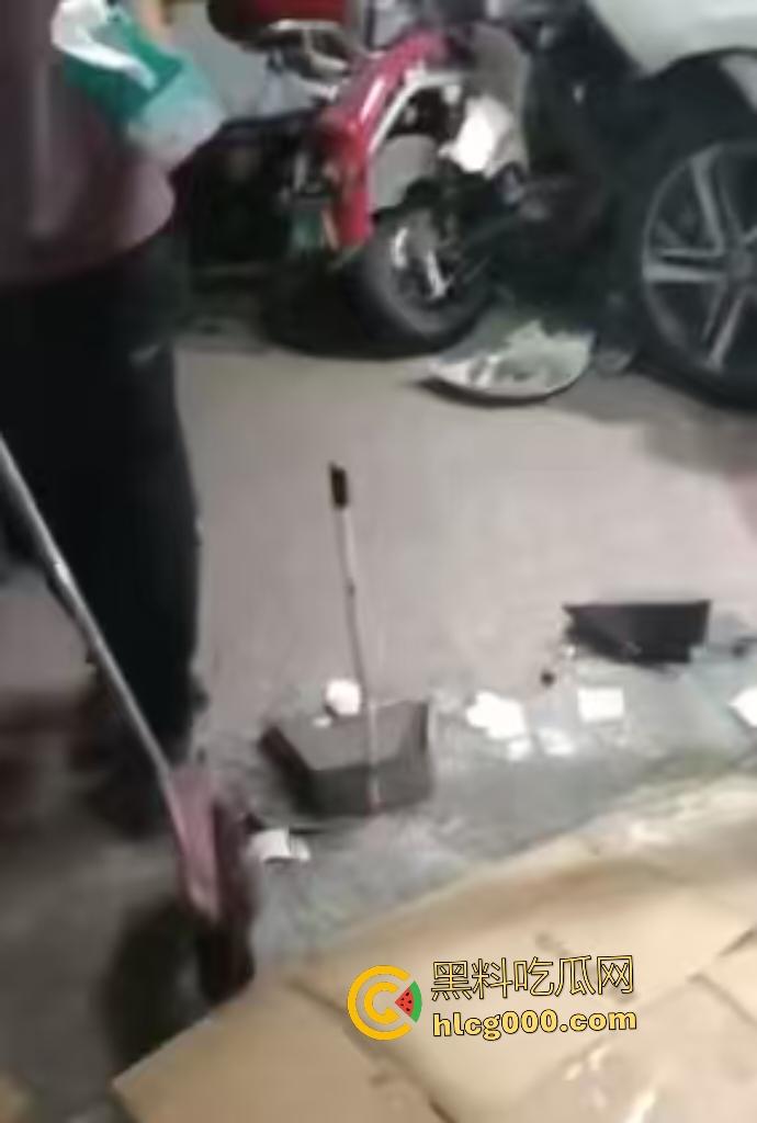 温州轿车化身死神冲撞!店铺崩塌老翁直接血溅断肢,医生来了摸脖子都说没救了!-4