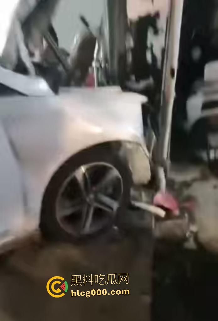 温州轿车化身死神冲撞!店铺崩塌老翁直接血溅断肢,医生来了摸脖子都说没救了!-6