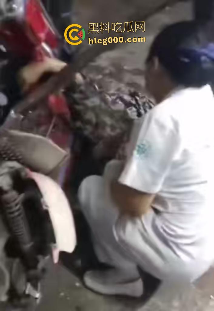 温州轿车化身死神冲撞!店铺崩塌老翁直接血溅断肢,医生来了摸脖子都说没救了!-8