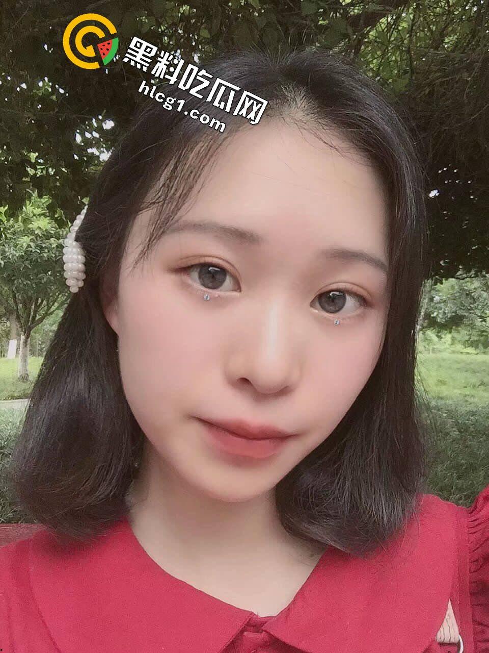 独家爆料!成都理工大学学妹拍私房 摄影师色心渐起叫学妹足交 学妹一脸不情愿 奈何给的太多了-5