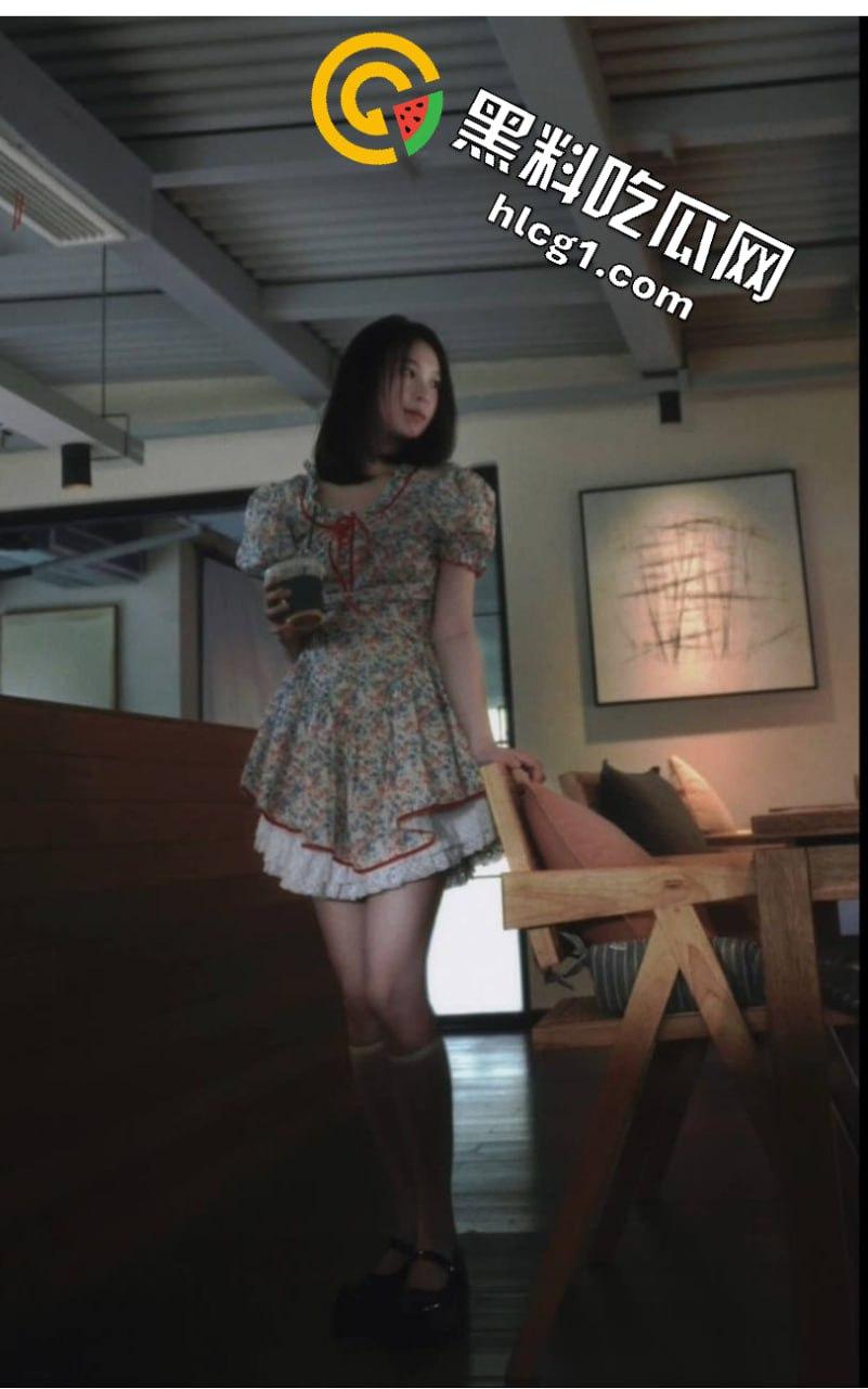 独家爆料!成都理工大学学妹拍私房 摄影师色心渐起叫学妹足交 学妹一脸不情愿 奈何给的太多了-6