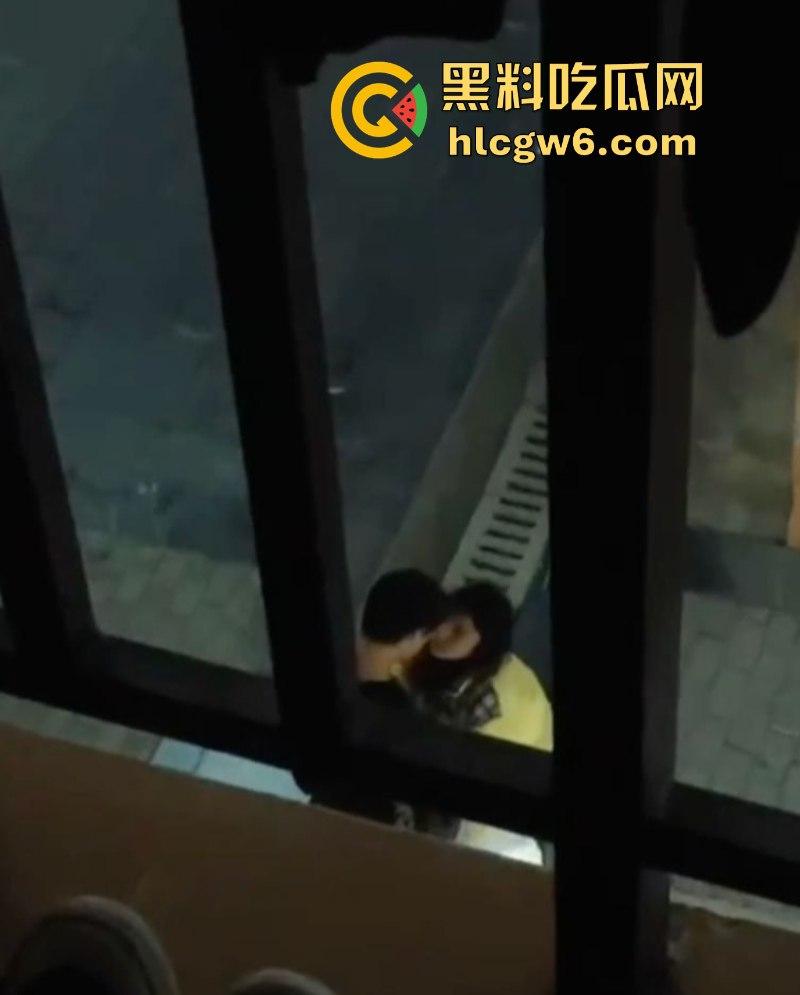 广西建设职业技术学院情侣无人角落野战泄欲被拍 掐脖耳光强制口爆 这妹子是个M吧?-3