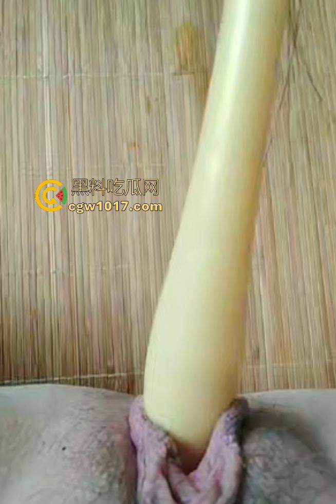 老阿姨偷听儿子操女友逼翻云覆雨,自己也发骚,用刷子头猛插老逼,用带毛的那头不是更爽吗!-4