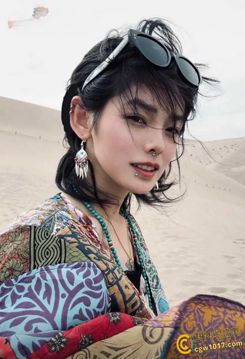 武汉龙华学院校花【陈雯晶】,俏丽女神性瘾难耐,晒淫照撩汉约炮 ,多毛骚穴搭开档黑丝堪称绝配!-3