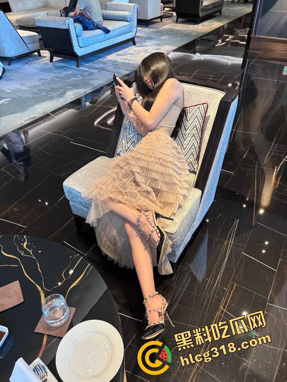 鸡巴三明治是什么新玩法?跟兄弟一起把母狗调教玩明白了,吐司夹屌还舔干净,整得比真狗还听话!-3