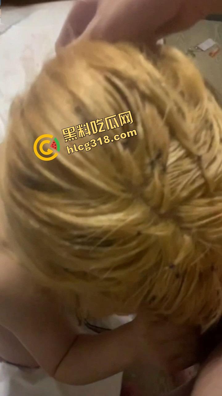 鸡巴三明治是什么新玩法?跟兄弟一起把母狗调教玩明白了,吐司夹屌还舔干净,整得比真狗还听话!-15