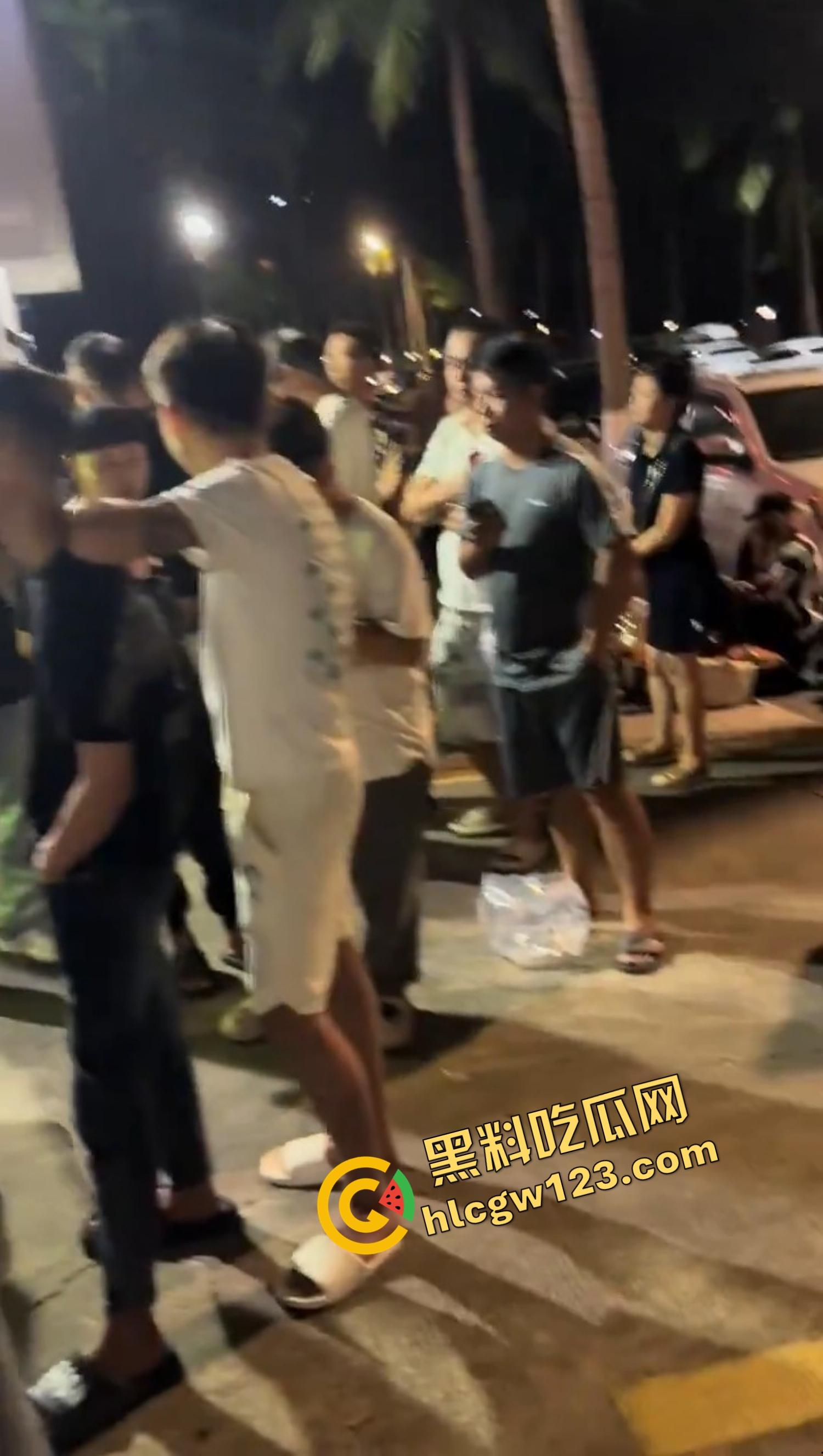 海南海口宝马车拖行小猫致死,群众当街怒吼追车,司机被围送派出所,这是碾压良知!-8