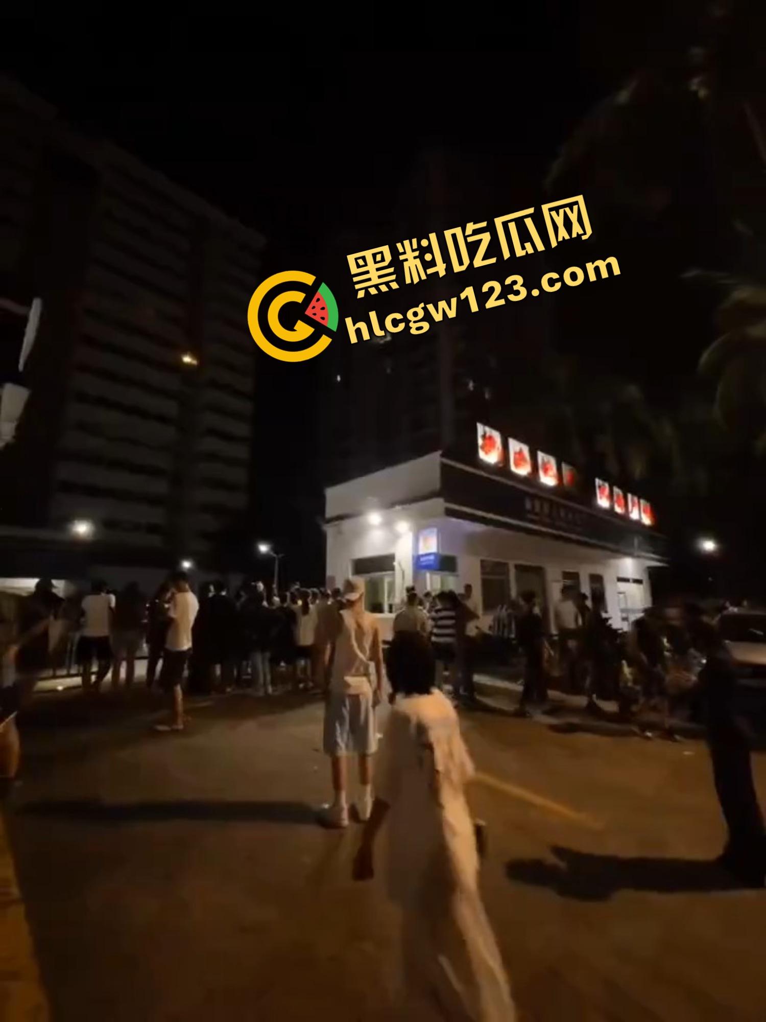 海南海口宝马车拖行小猫致死,群众当街怒吼追车,司机被围送派出所,这是碾压良知!-9