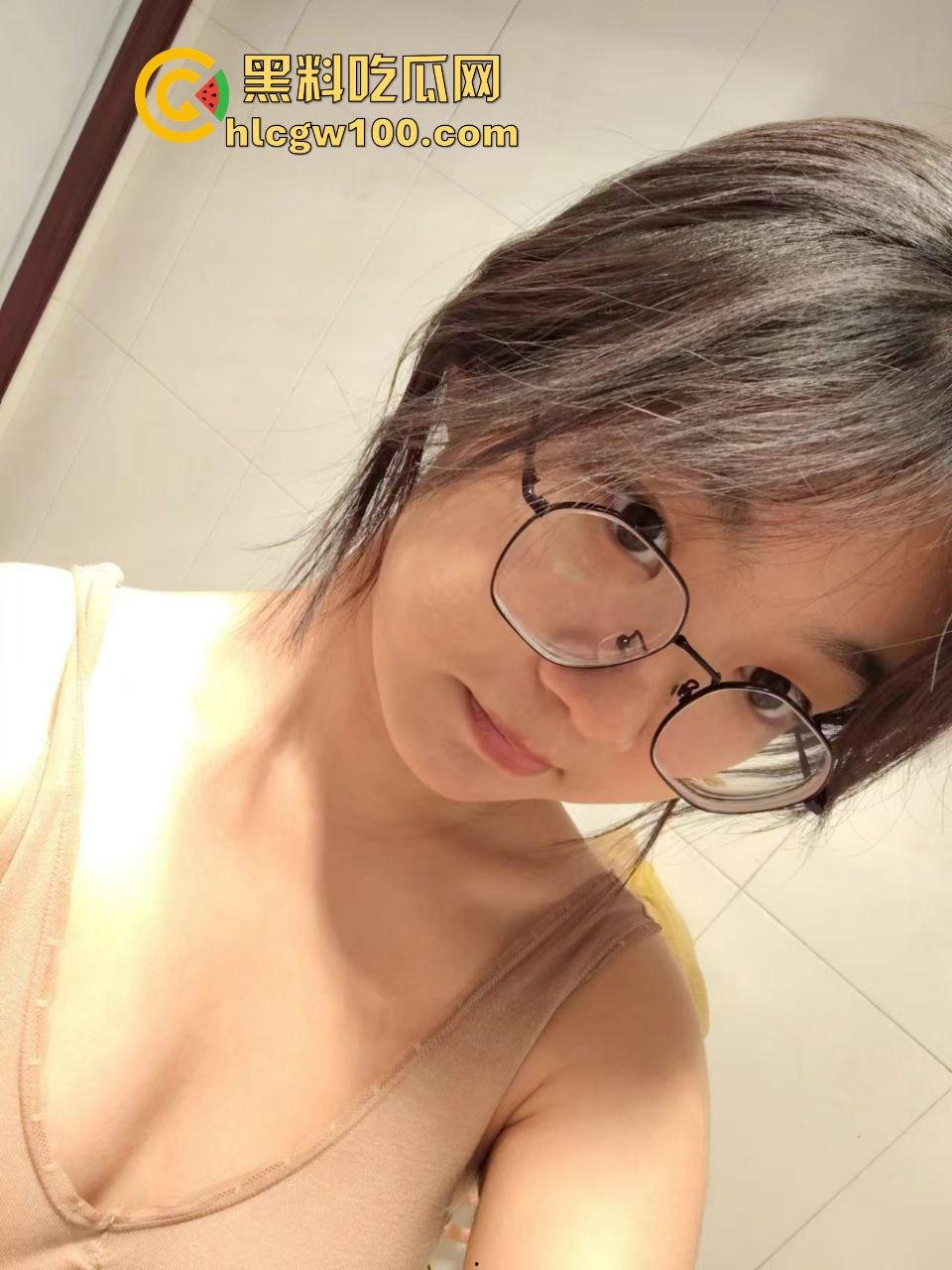 广西大学大一学生嫩妹【郭飒】不雅视频流出被曝光,对镜自拍展示娇嫩玉胸体完美呈现。-7