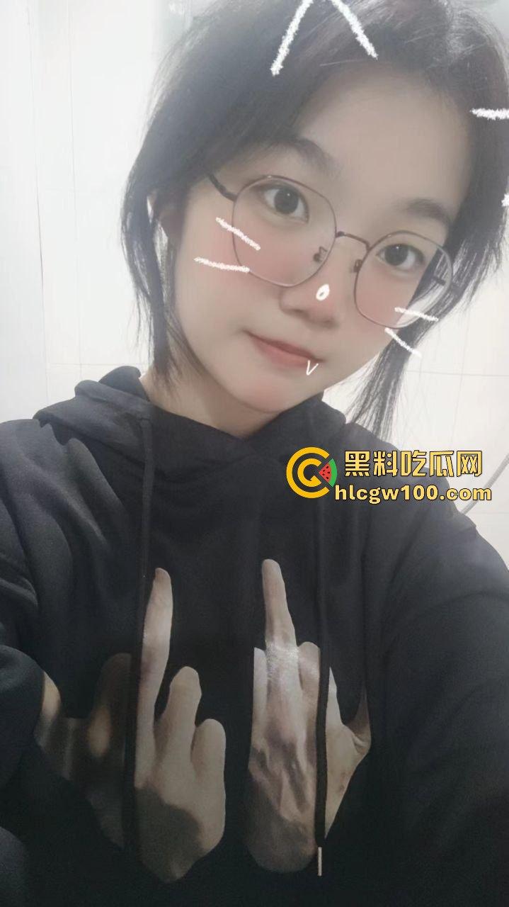 广西大学大一学生嫩妹【郭飒】不雅视频流出被曝光,对镜自拍展示娇嫩玉胸体完美呈现。-11