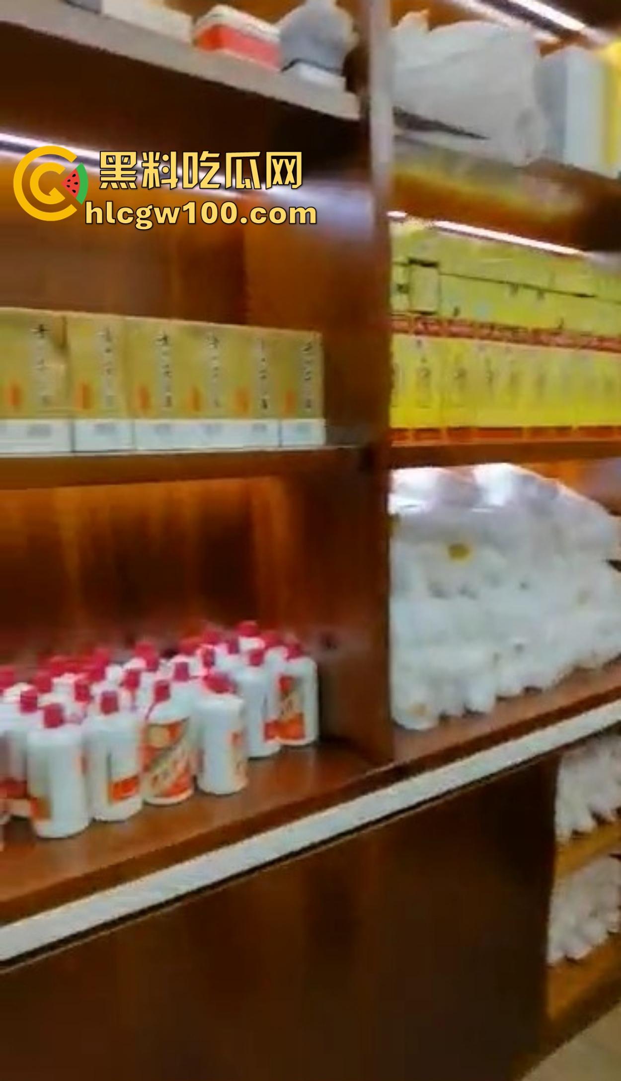 海南政协常委『张泰超』五妻生活奢华曝光，26岁小老婆豪宅震撼人心 一面墙的茅台20万马桶 大老婆还能怎么壕？-12