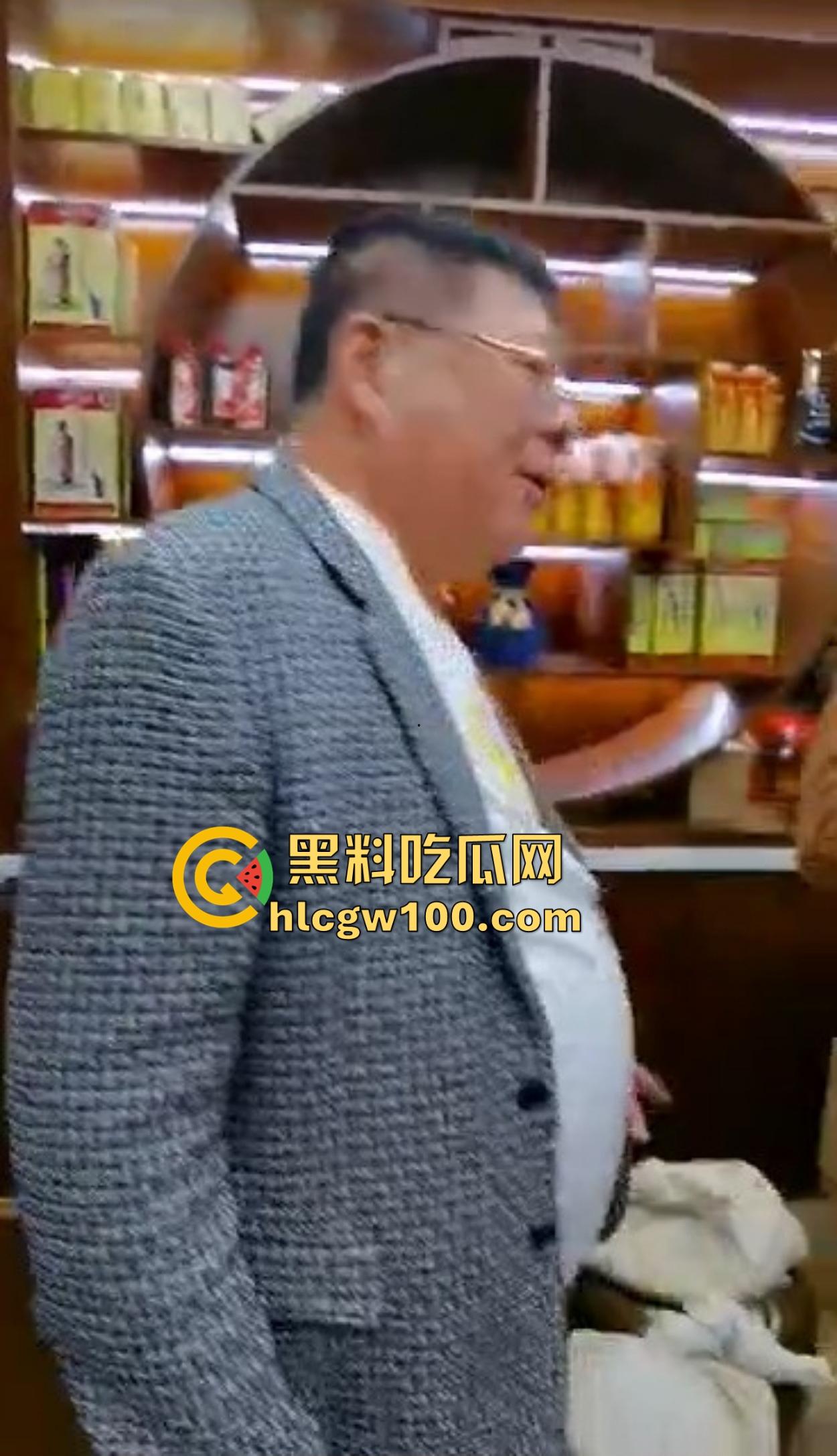 海南政协常委『张泰超』五妻生活奢华曝光，26岁小老婆豪宅震撼人心 一面墙的茅台20万马桶 大老婆还能怎么壕？-15