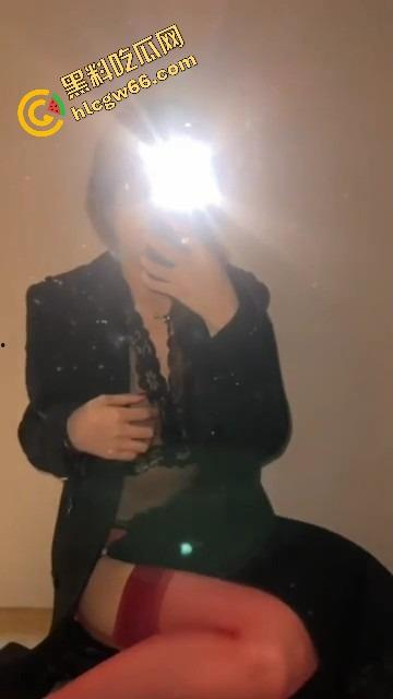 抖音反差婊【liuyue】十五个嘉年华换一晚舔蛋服务,宝格丽酒店伺候金主肾保健舔到崩!-4