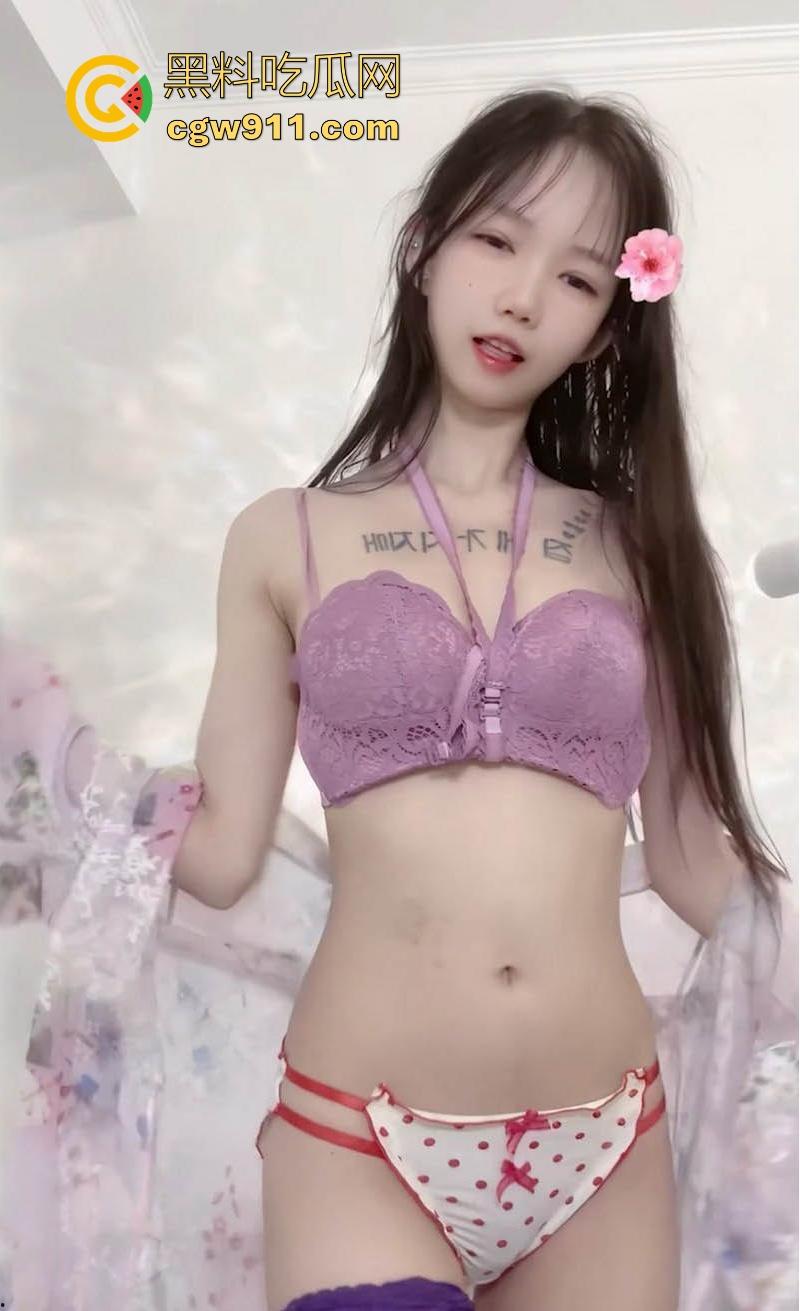 新晋可爱清纯福利姬【小妮子】黑丝袜福利强势来袭!情趣装裸舞翘臀狂摇,阴唇薄薄湿润拉丝,已分泌晶莹爱液!-1