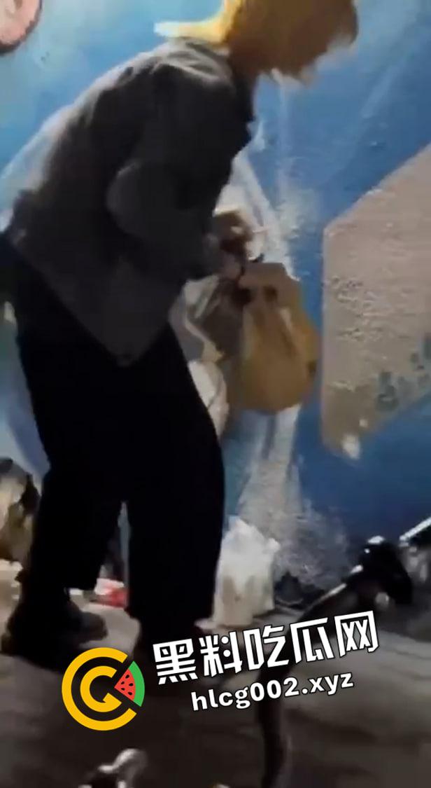 人神共愤!黄毛精神小伙偷吃胖猫贡品 微信群破口大骂毫无下限 现场视频-2