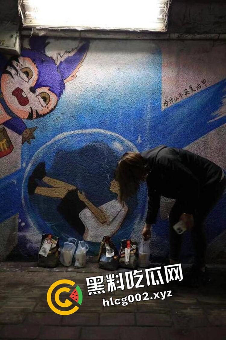 人神共愤!黄毛精神小伙偷吃胖猫贡品 微信群破口大骂毫无下限 现场视频-3