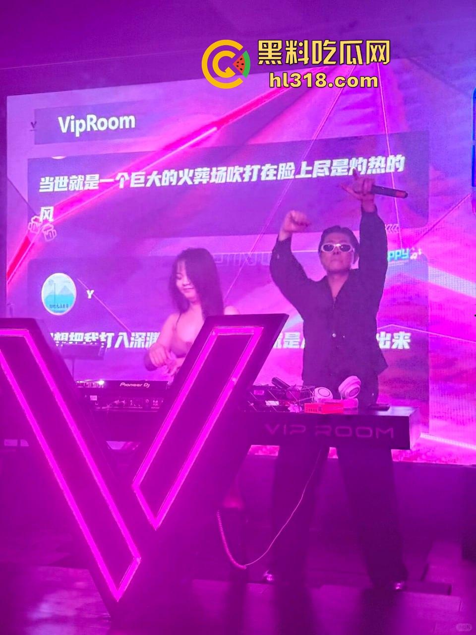 酒吧消费1万元拿下性感大奶营销,纯天然美乳微微上翘,苗条身材迎合暴操,简直是极品中的极品!-1