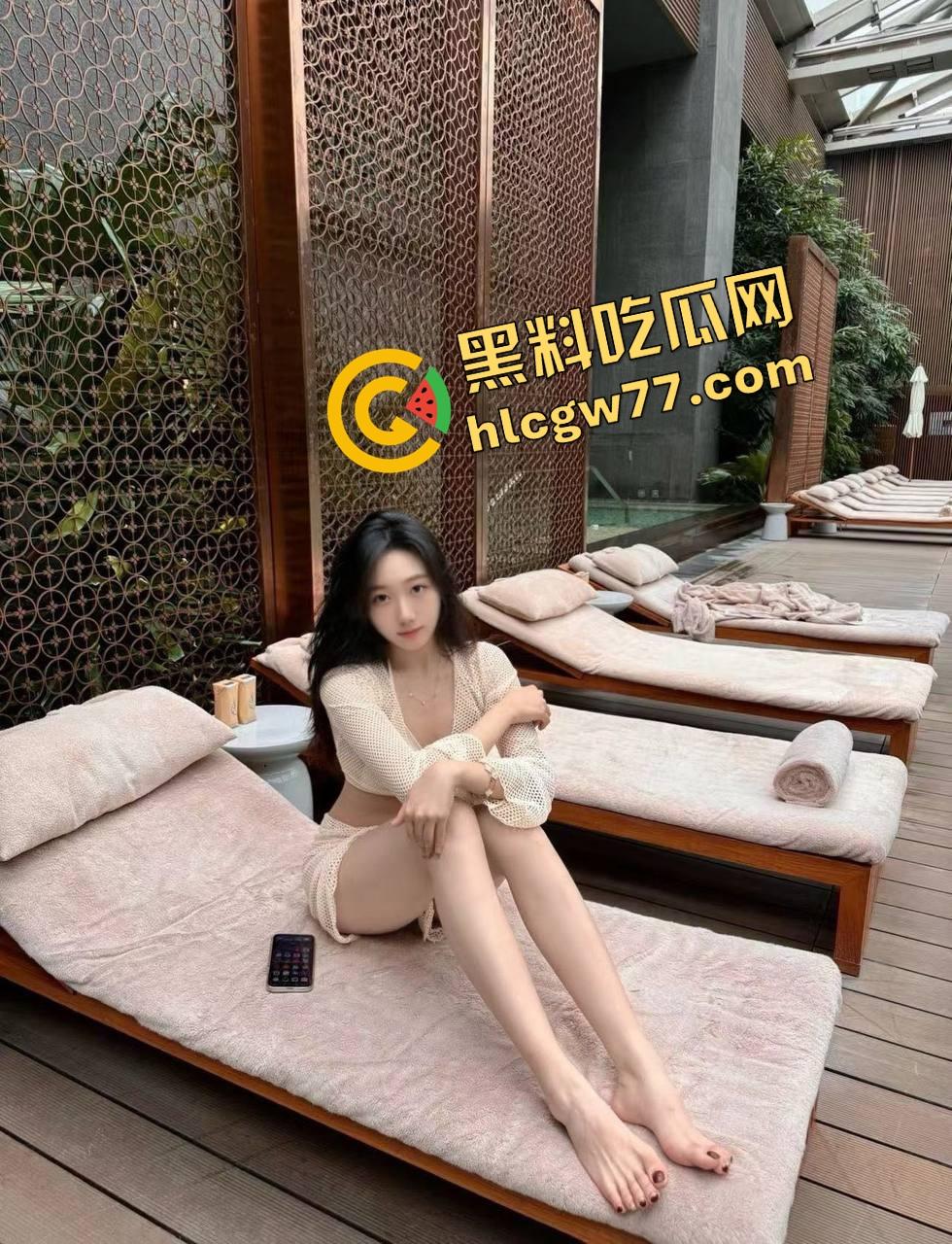 富哥牵着小骚逼逛商场，你见过鲍鱼一路滴到厕所的吗？这骚逼被干得连扶手都抓不住了！-3