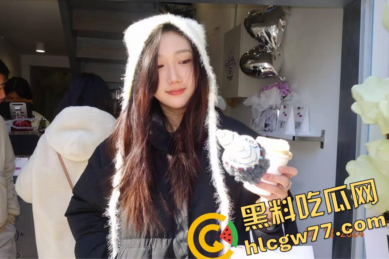 富哥牵着小骚逼逛商场，你见过鲍鱼一路滴到厕所的吗？这骚逼被干得连扶手都抓不住了！-5