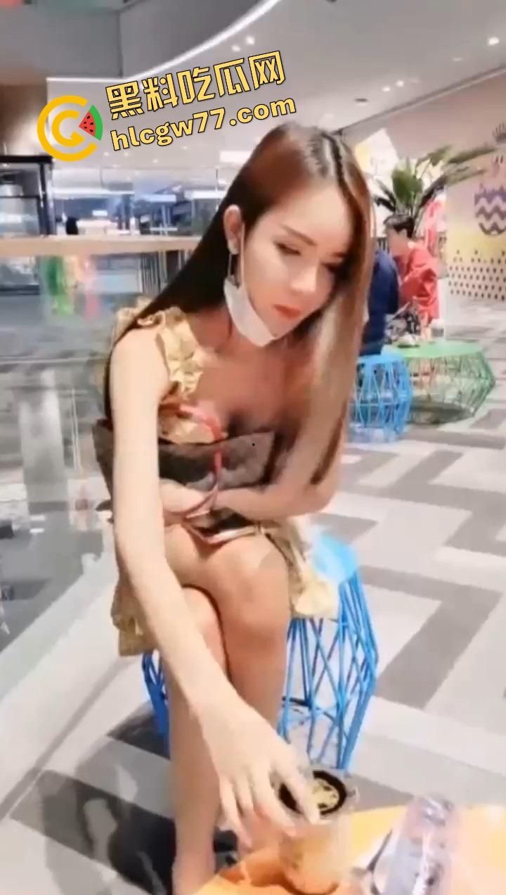 富哥牵着小骚逼逛商场，你见过鲍鱼一路滴到厕所的吗？这骚逼被干得连扶手都抓不住了！-6