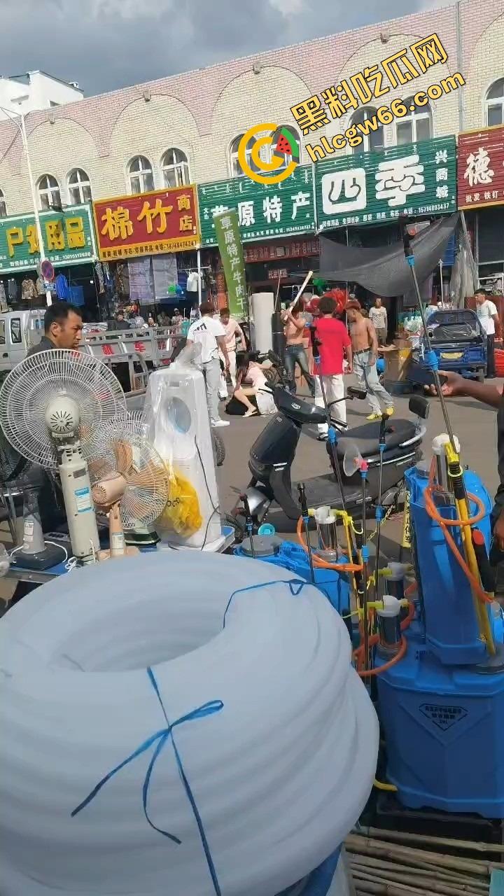 呼伦贝尔精神小伙捉奸火力全开爆锤奸男,女主一边护小三一边骂男友,奸夫血流不止!-1