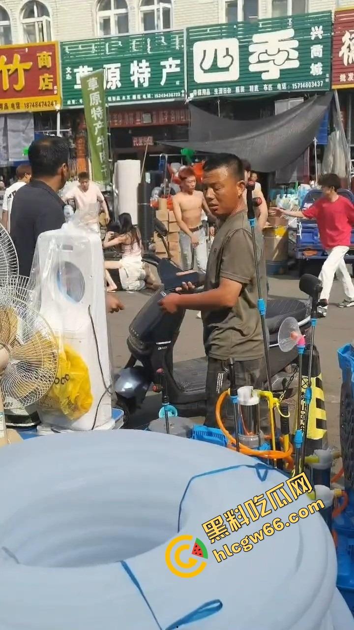 呼伦贝尔精神小伙捉奸火力全开爆锤奸男,女主一边护小三一边骂男友,奸夫血流不止!-2