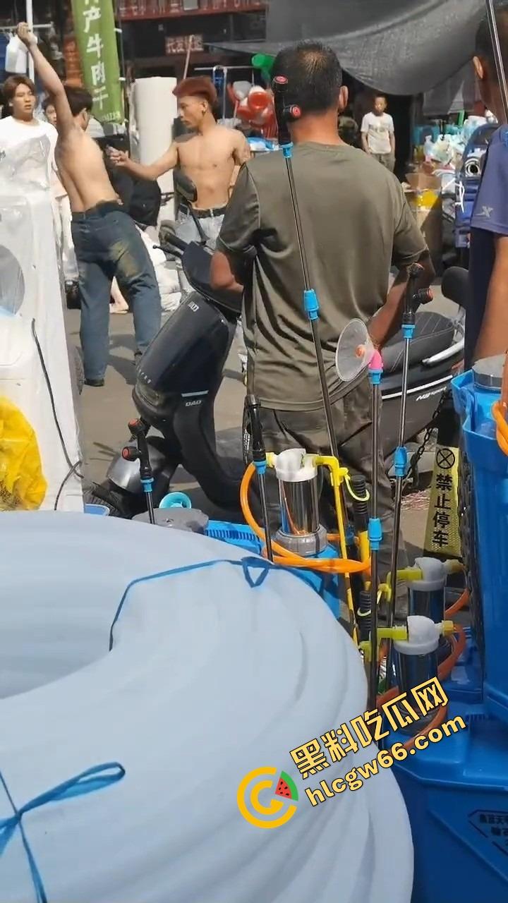 呼伦贝尔精神小伙捉奸火力全开爆锤奸男,女主一边护小三一边骂男友,奸夫血流不止!-3