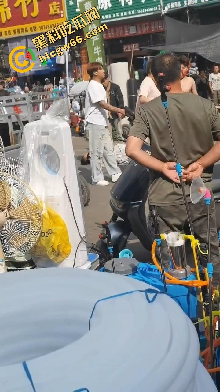 呼伦贝尔精神小伙捉奸火力全开爆锤奸男,女主一边护小三一边骂男友,奸夫血流不止!-4