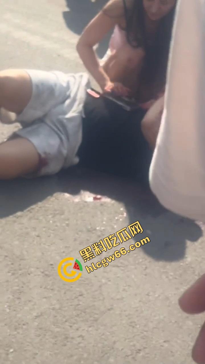 呼伦贝尔精神小伙捉奸火力全开爆锤奸男,女主一边护小三一边骂男友,奸夫血流不止!-5