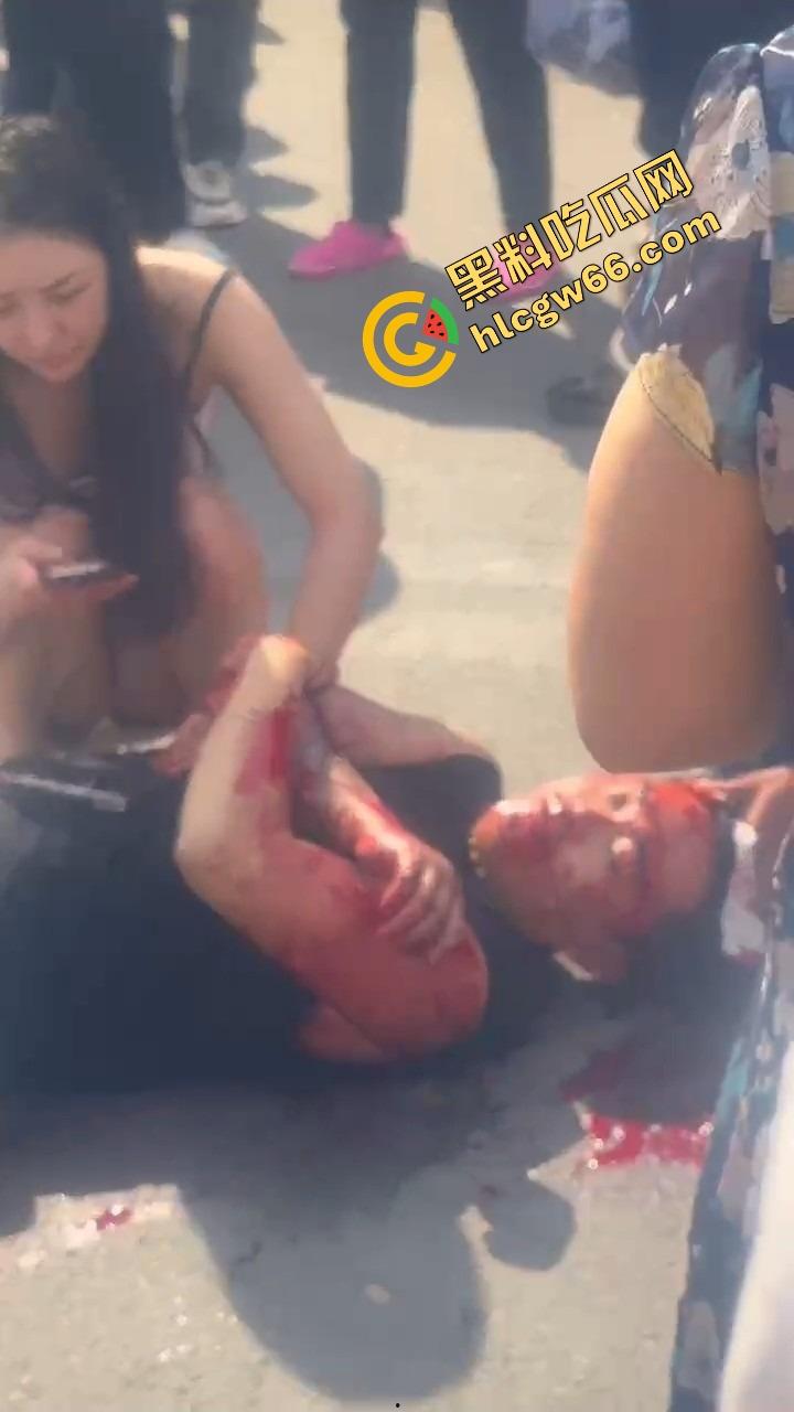 呼伦贝尔精神小伙捉奸火力全开爆锤奸男,女主一边护小三一边骂男友,奸夫血流不止!-6