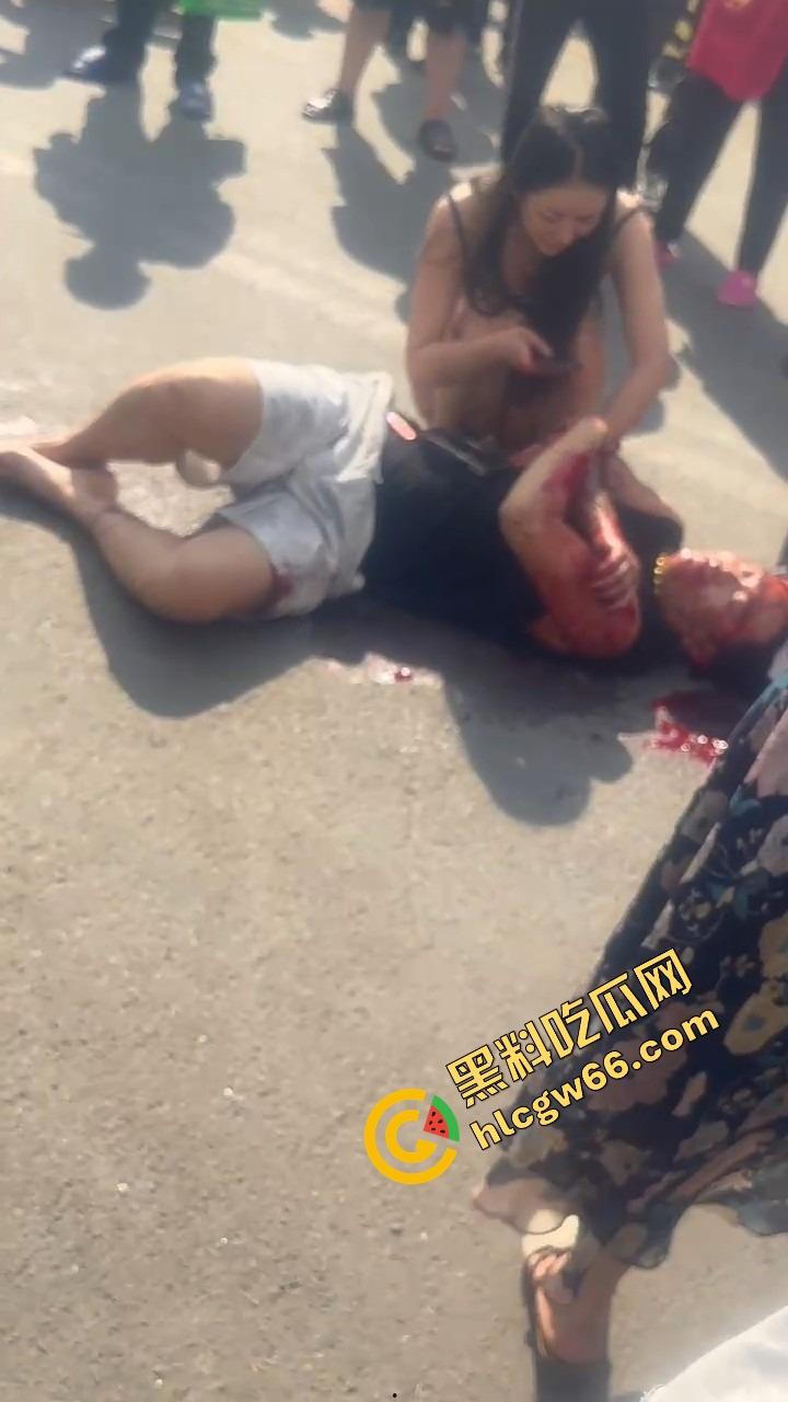 呼伦贝尔精神小伙捉奸火力全开爆锤奸男,女主一边护小三一边骂男友,奸夫血流不止!-7