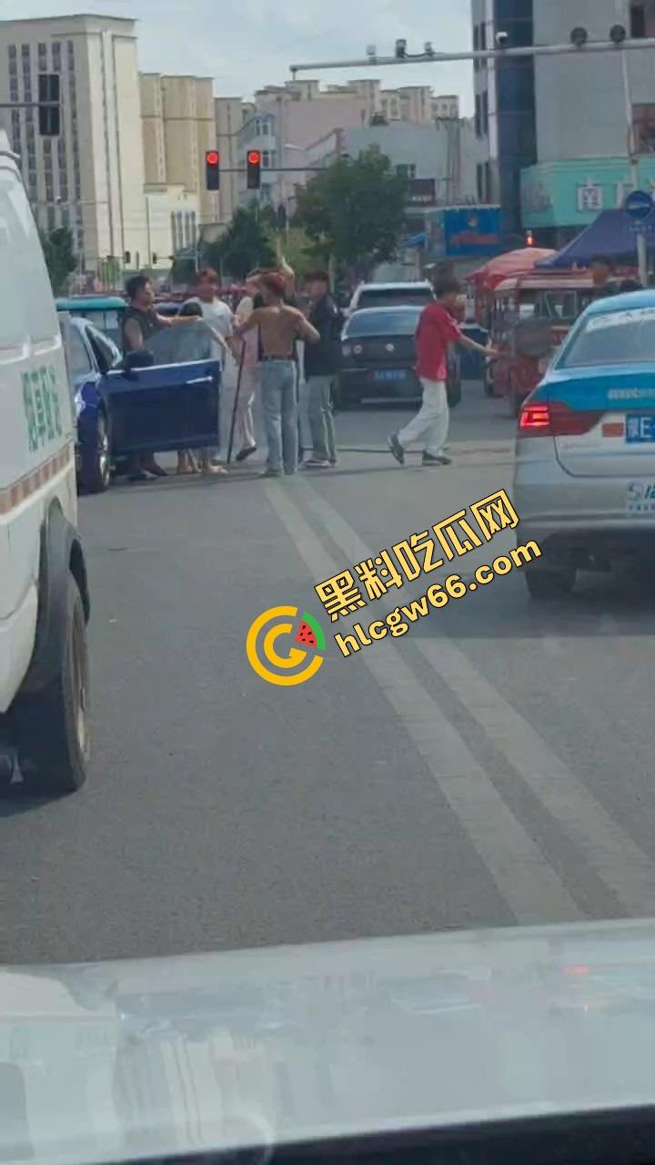 呼伦贝尔精神小伙捉奸火力全开爆锤奸男,女主一边护小三一边骂男友,奸夫血流不止!-8