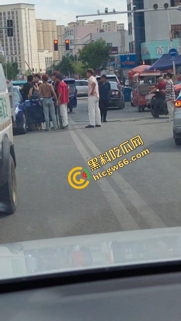 呼伦贝尔精神小伙捉奸火力全开爆锤奸男,女主一边护小三一边骂男友,奸夫血流不止!-9