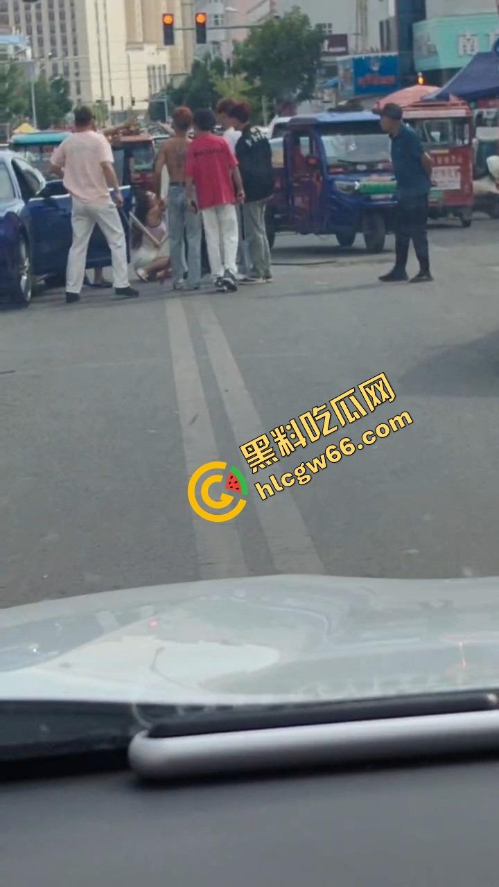 呼伦贝尔精神小伙捉奸火力全开爆锤奸男,女主一边护小三一边骂男友,奸夫血流不止!-10