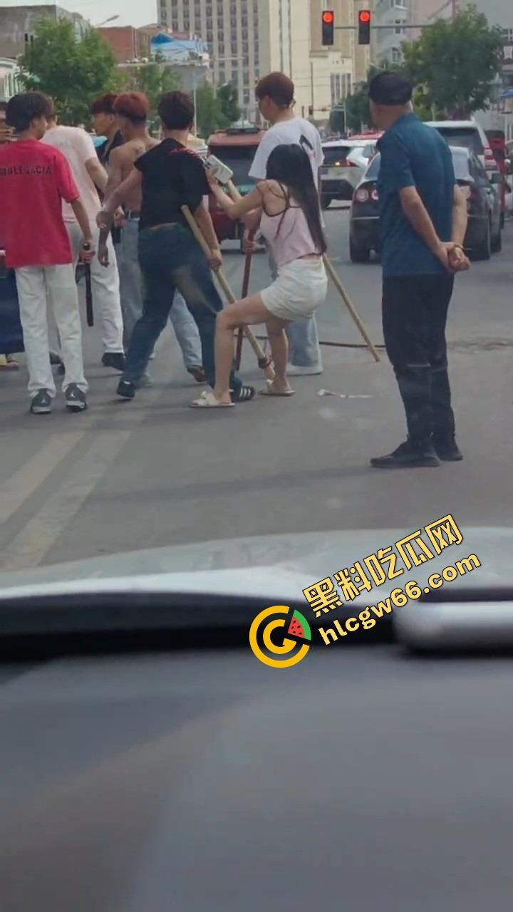 呼伦贝尔精神小伙捉奸火力全开爆锤奸男,女主一边护小三一边骂男友,奸夫血流不止!-11