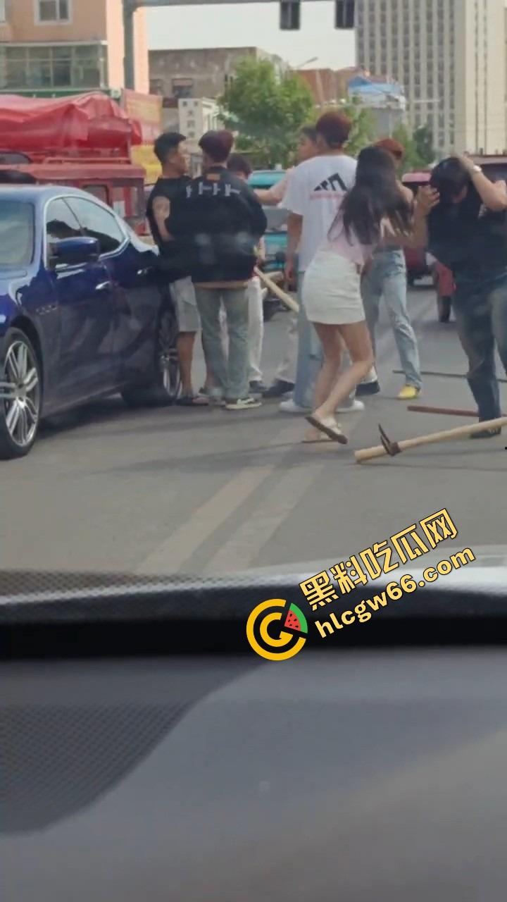 呼伦贝尔精神小伙捉奸火力全开爆锤奸男,女主一边护小三一边骂男友,奸夫血流不止!-12