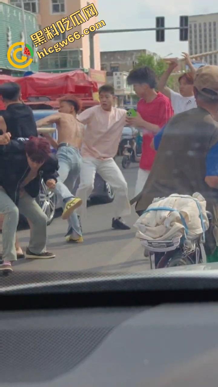 呼伦贝尔精神小伙捉奸火力全开爆锤奸男,女主一边护小三一边骂男友,奸夫血流不止!-13