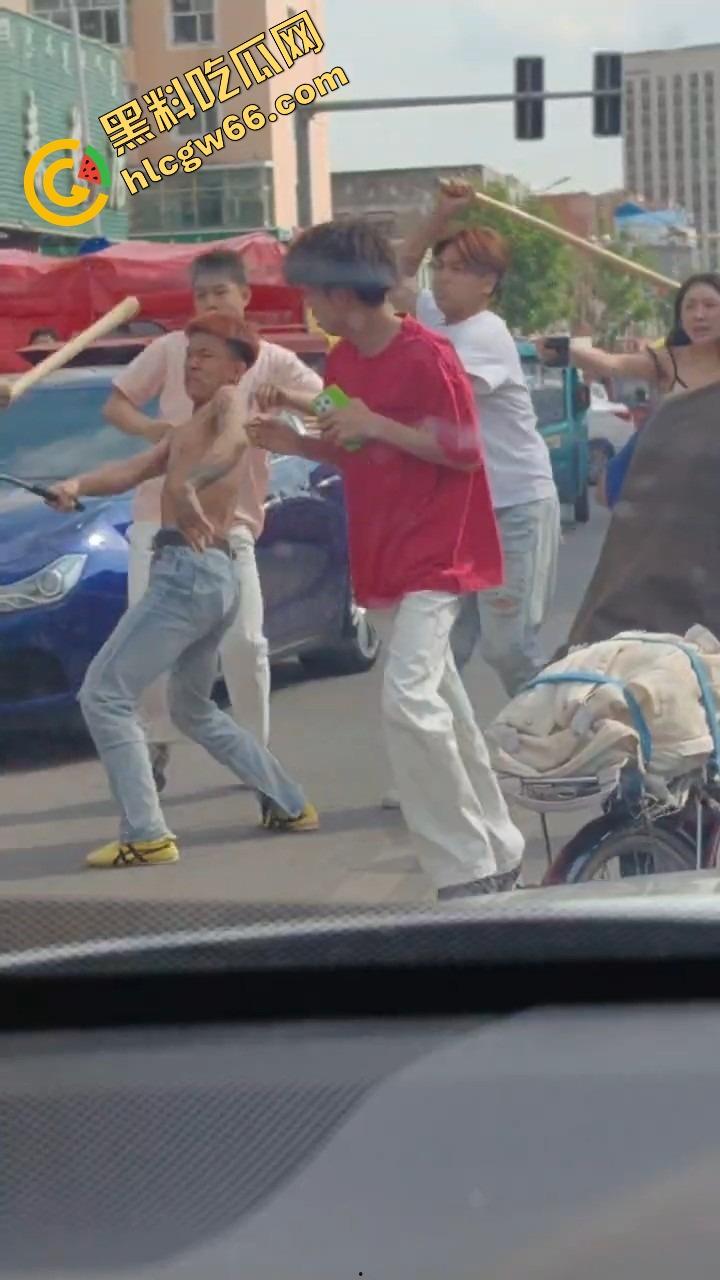 呼伦贝尔精神小伙捉奸火力全开爆锤奸男,女主一边护小三一边骂男友,奸夫血流不止!-14