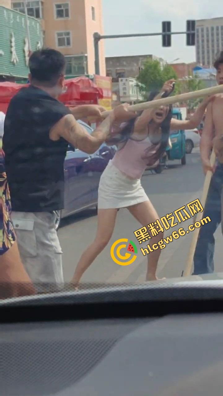 呼伦贝尔精神小伙捉奸火力全开爆锤奸男,女主一边护小三一边骂男友,奸夫血流不止!-15