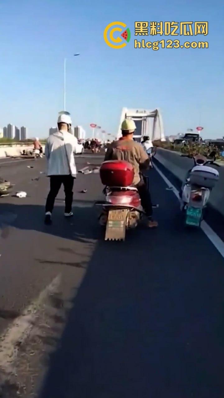 突发事件!6死7伤 湖南株洲芦淞大桥发生一起多车相撞交通事故致!-6