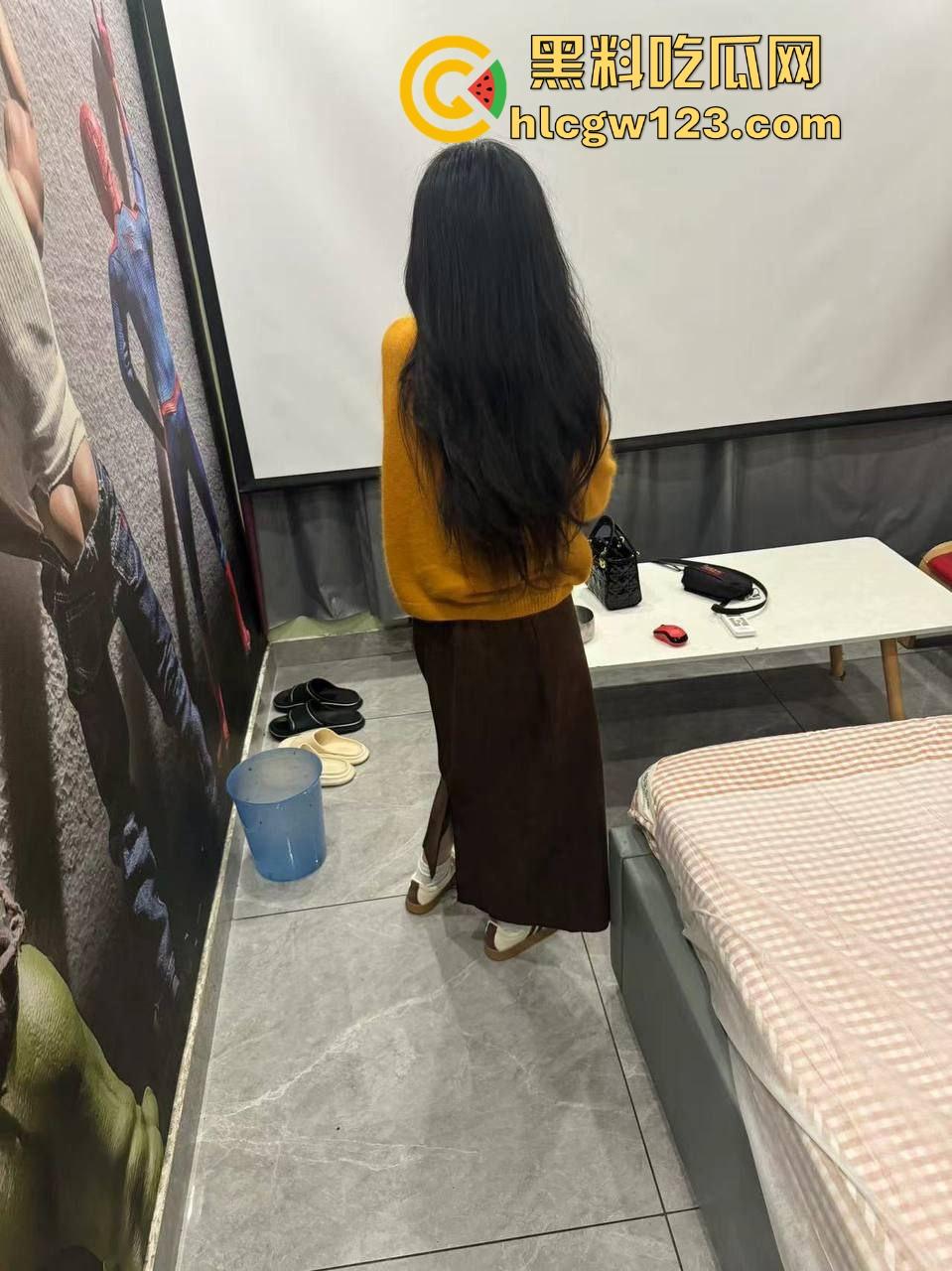 社交软件约炮极品大学生 见面就直接干 一边接电话一边后入 完全顶不住全射进去了!-4