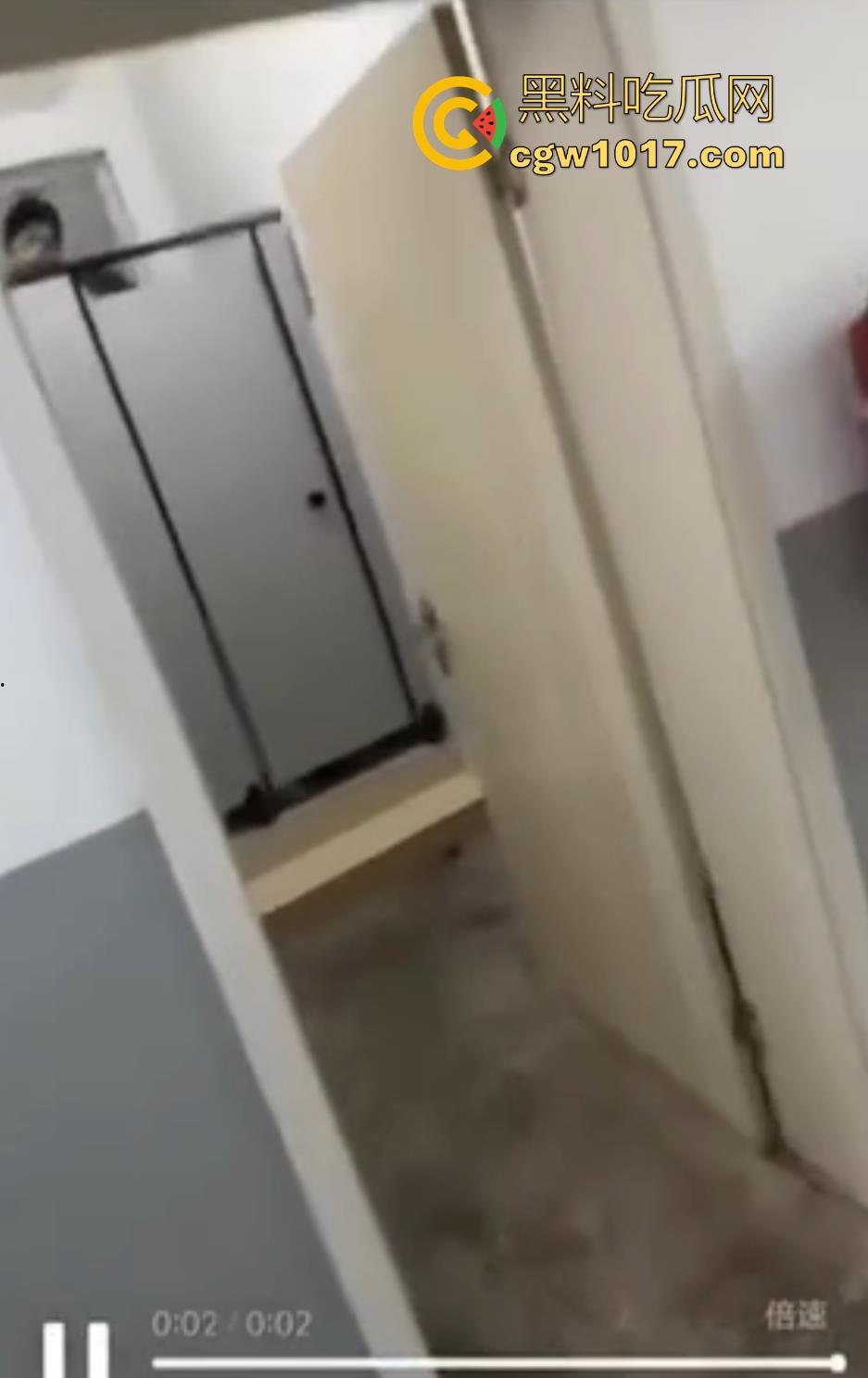 重庆人文科技学院一教音乐的女老师在厕所内上吊自杀,深夜被上厕所的女同学发现,现场极其吓人!-7