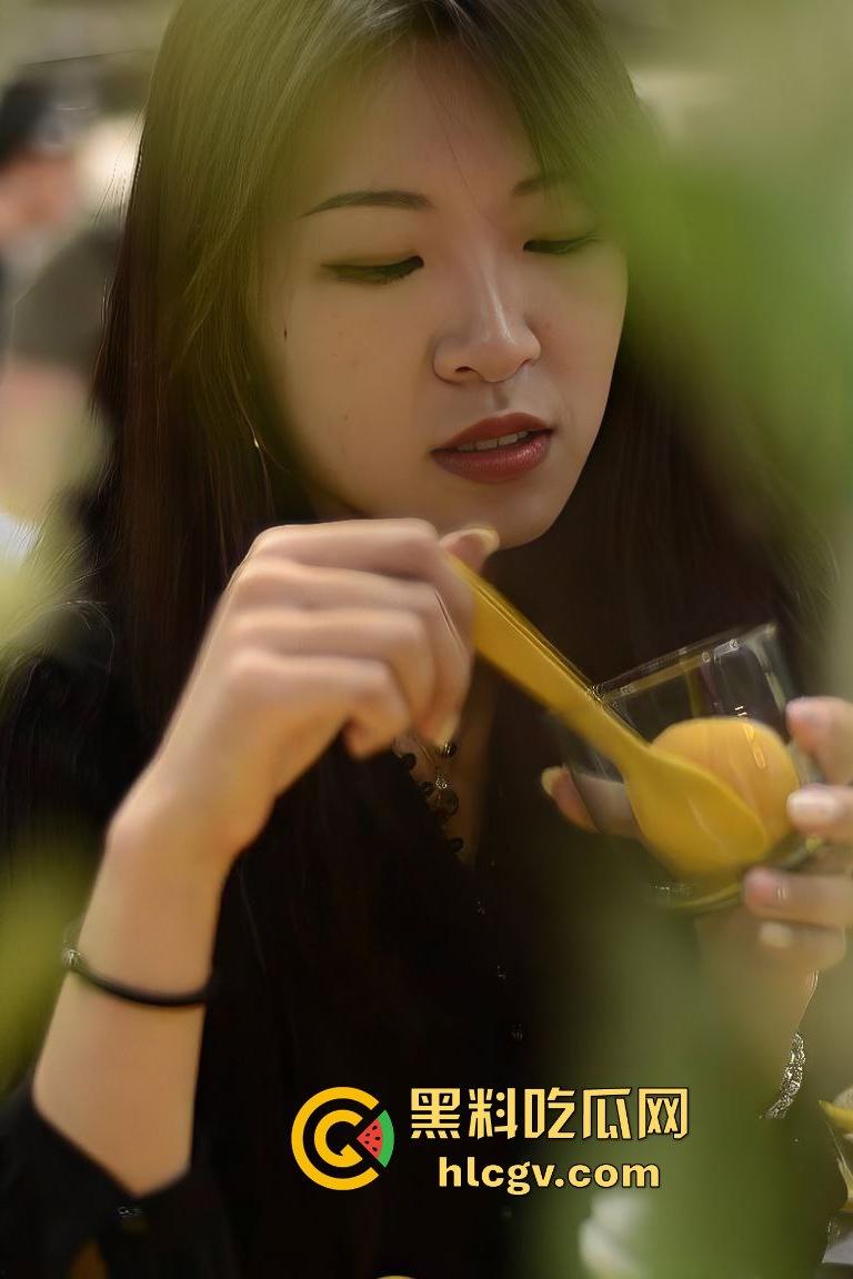 天津少妇【曾萱】被金主包养，变态老板羞辱虐待，黑木耳被玩到喝尿，视频曝光震惊众人！-5