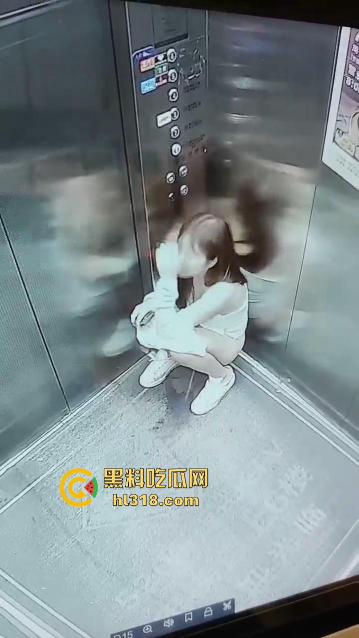 憋不住了！温州极品美女电梯放尿，看出来很急，脱下裤子就尿，还用手玩尿，监控拍的清清楚楚！-5