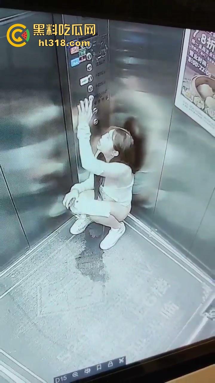 憋不住了！温州极品美女电梯放尿，看出来很急，脱下裤子就尿，还用手玩尿，监控拍的清清楚楚！-6